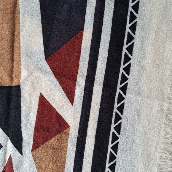 Geometric Print Blanket Scarf - Picture 3 of 6